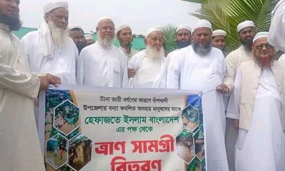 চট্টগ্রামের বন্যার্তদের মাঝে হেফাজতে ইসলামের ত্রাণ বিতরণ