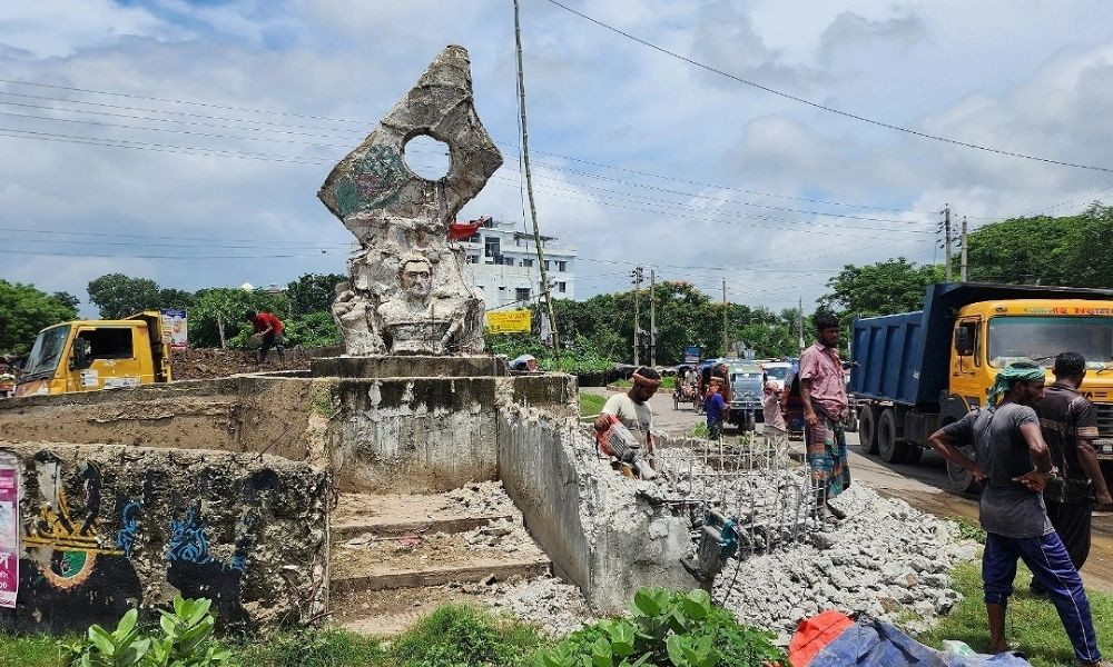 ভাঙা হচ্ছে বীরশ্রেষ্ঠ হামিদুর রহমানের ভাস্কর্য, জানে না কেউ