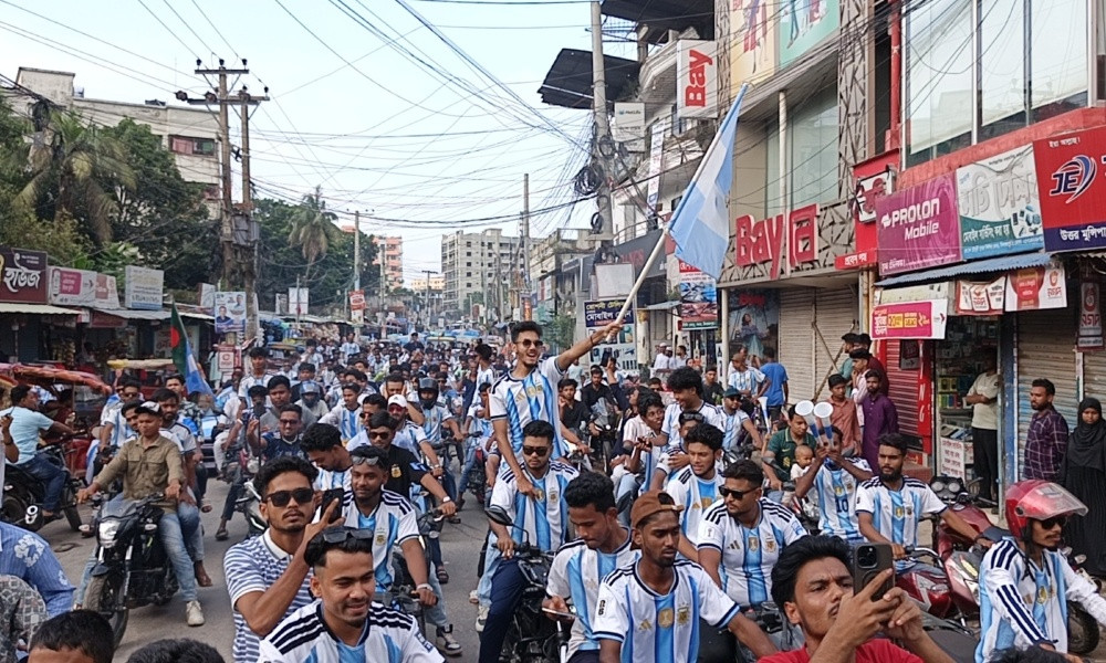 দিনাজপুরে আর্জেন্টিনা সমর্থকদের বর্ণাঢ্য আনন্দ শোভাযাত্রা