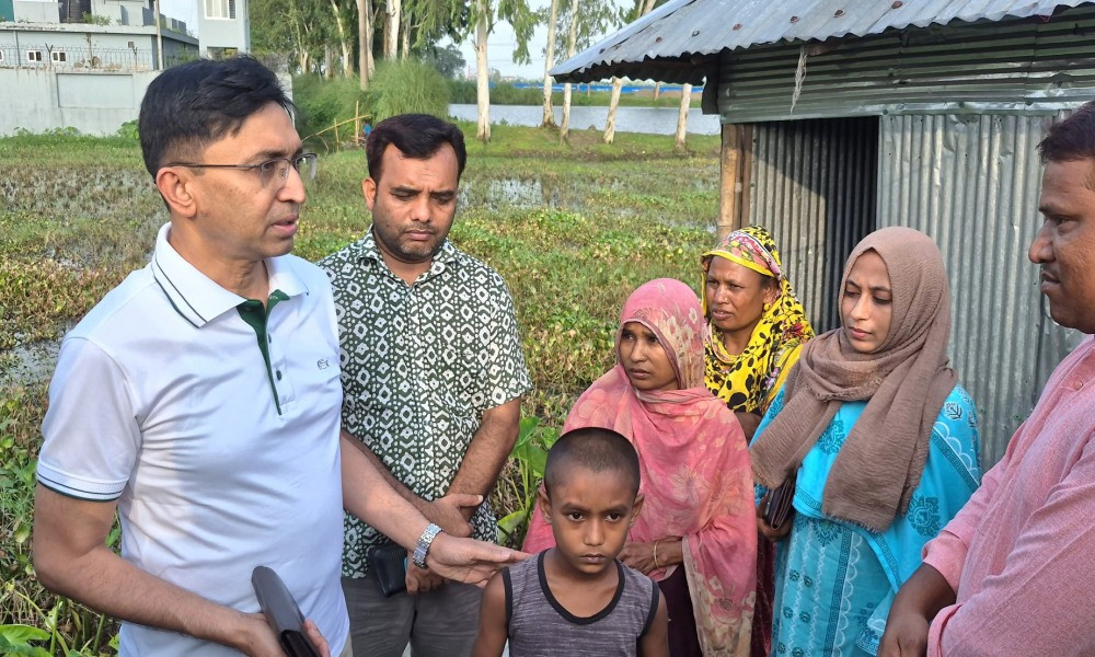 শিশু নিরবের স্বপ্ন পূরণে এগিয়ে এলেন জেলা প্রশাসক