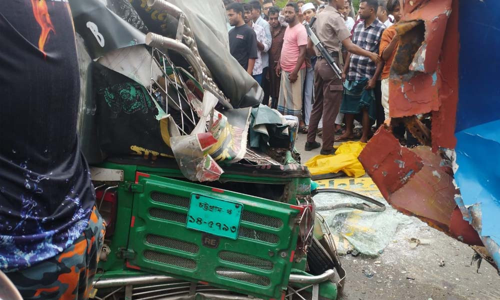 চট্টগ্রামে বাসের ধাক্কায় দুমড়েমুচড়ে গেল দুই সিএনজি, নিহত ১