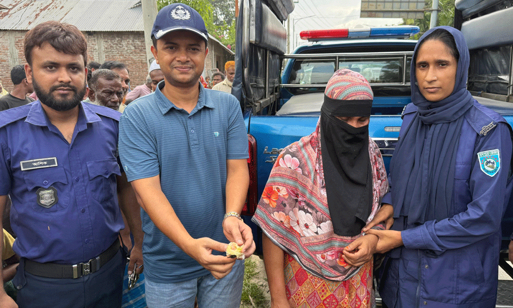 পোলট্রি দোকানের আড়ালে মাদক কারবার, ১০৩ পিস ইয়াবাসহ নারী গ্রেপ্তার