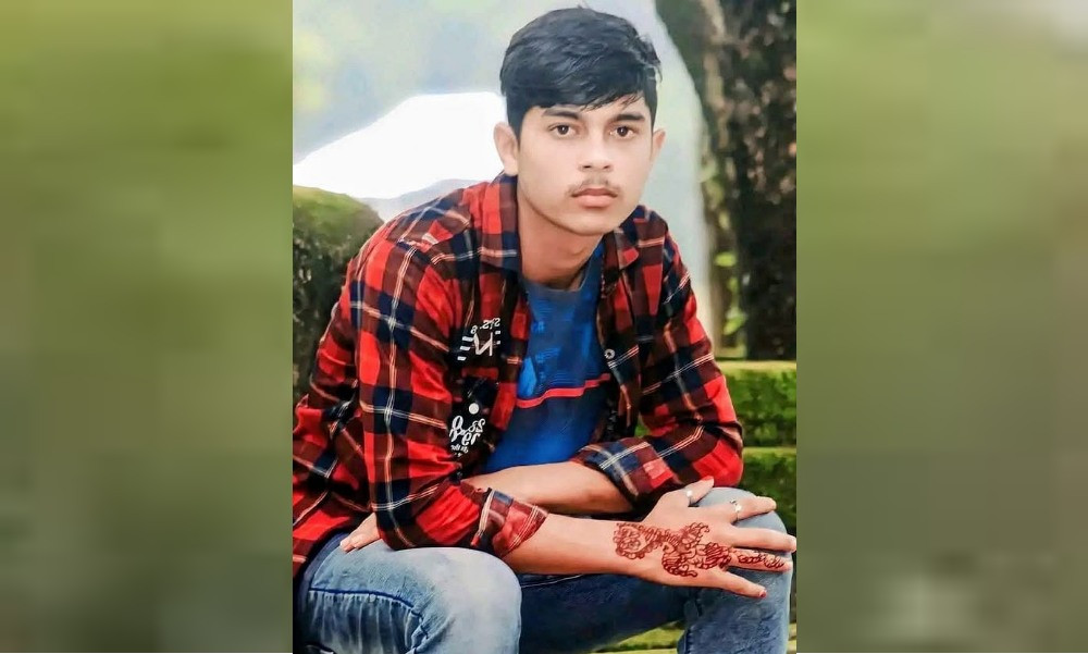 ট্রেনের দরজায় দাঁড়িয়ে ঝিমুনি, ছিটকে পড়ে গেল প্রাণ