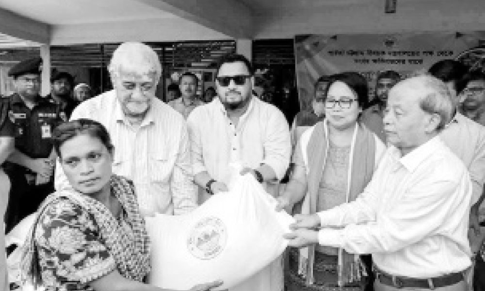 বন্যাদুর্গতদের ত্রাণ দিলেন ভূমি প্রতিমন্ত্রী
