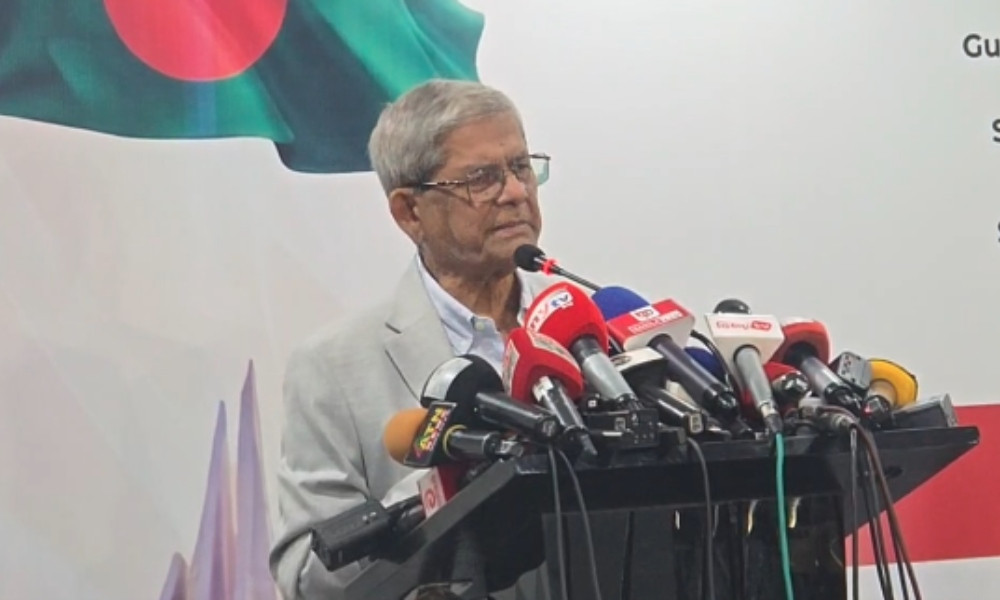 কথা বলছেন স্থানীয় সরকার মন্ত্রী মির্জা ফখরুল ইসলাম আলমগীর