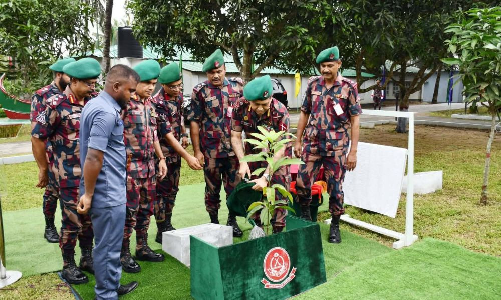 বিজিবি মহাপরিচালকের কক্সবাজারে বন্যাদুর্গতদের মাঝে ত্রাণ বিতরণ