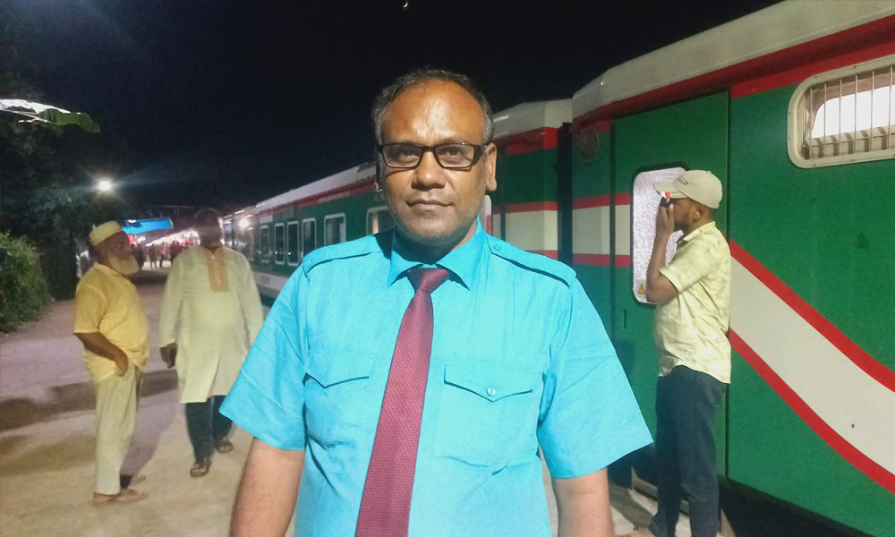 ঝুড়িতে পাওয়া জর্দার কৌটায় মিলল স্বর্ণ-টাকা, ফিরিয়ে দিলেন স্টুয়ার্ড গার্ড