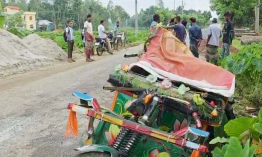 দুমড়েমুচড়ে যাওয়া অটোরিকশার পাশেই মিলল চালকসহ দুজনের মরদেহ