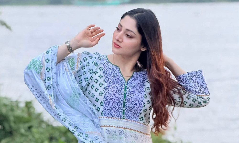 বাগদানের গুঞ্জনের মাঝেই নতুন ছবি প্রকাশ করলেন পূজা
