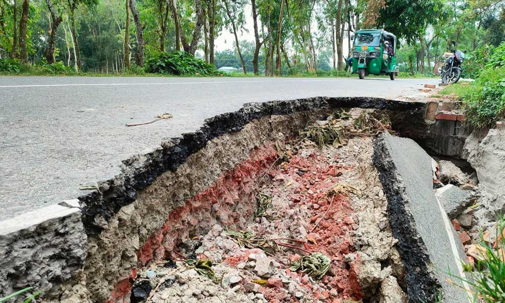 রংপুর-কাকিনা সড়কে ধস, ঝুঁকি নিয়ে চলাচল
