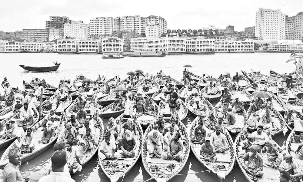 বুড়িগঙ্গা নদীর ঐতিহ্যবাহী সিমসন ঘাট পুনরায় চালুর দাবিতে আন্দোলনে নেমেছেন নৌকা মাঝিরা