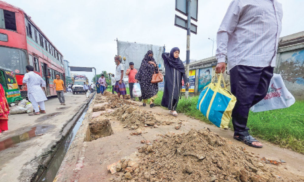 রাজধানীর খিলক্ষেতে ফুটপাতের পাশে গ্রিল লাগানের জন্য খুঁড়ে রাখা হয়েছে