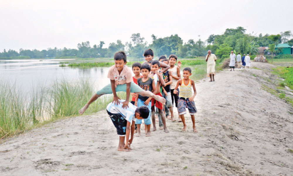 চরাঞ্চলের শিশুরা তাই দল বেঁধে খেলায় মেতে ওঠে