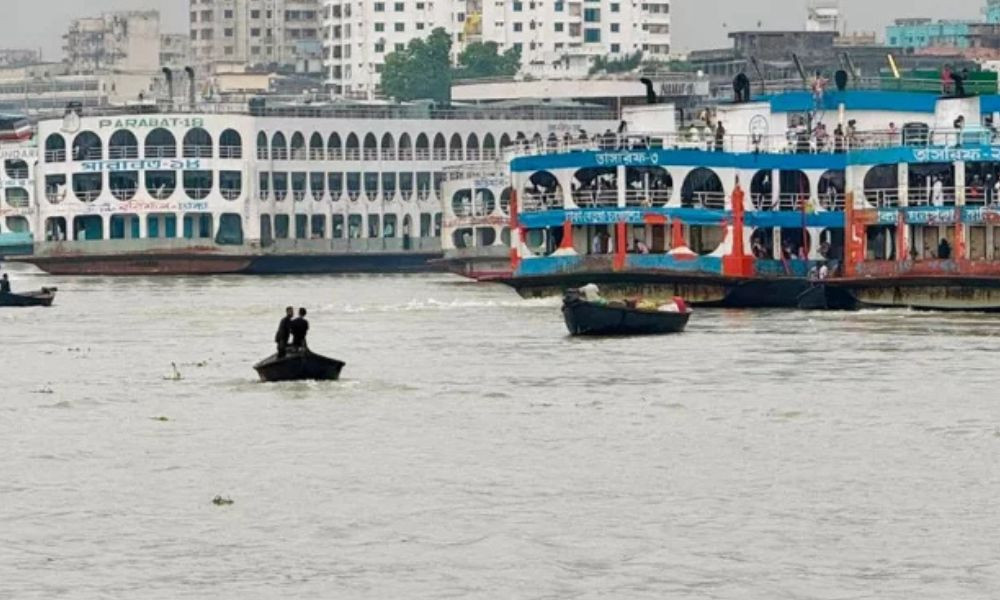 সদরঘাটে লঞ্চের ধাক্কায় ডুবে গেল ট্রলার