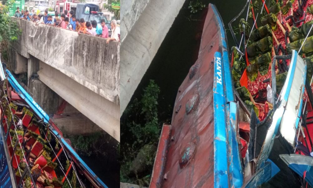 মানিকগঞ্জে নিয়ন্ত্রণ হারিয়ে খালে বাস, একজনের মৃত্যু