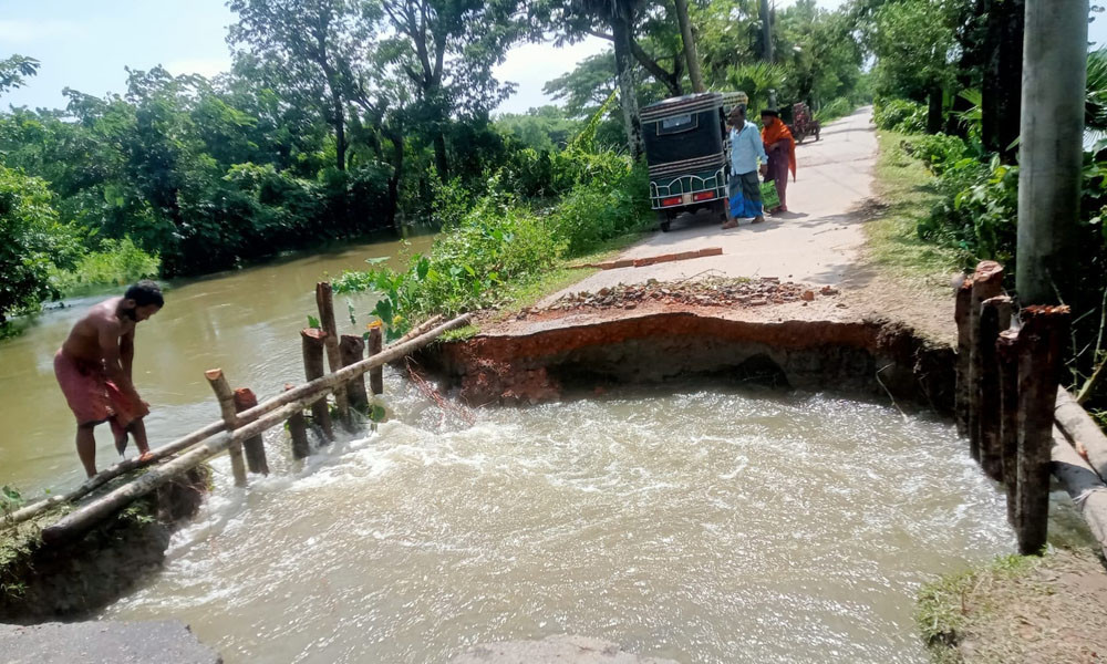 পানির তোড়ে সড়ক ভেঙে খালে