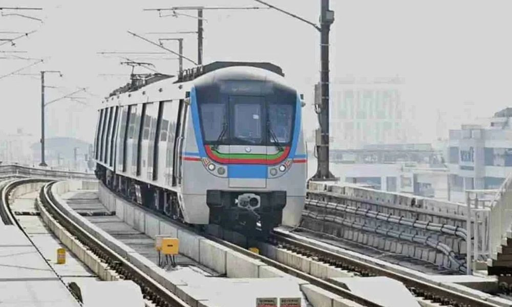 মেট্রোতে হেডফোন ছাড়া ভিডিও দেখলেই জরিমানা