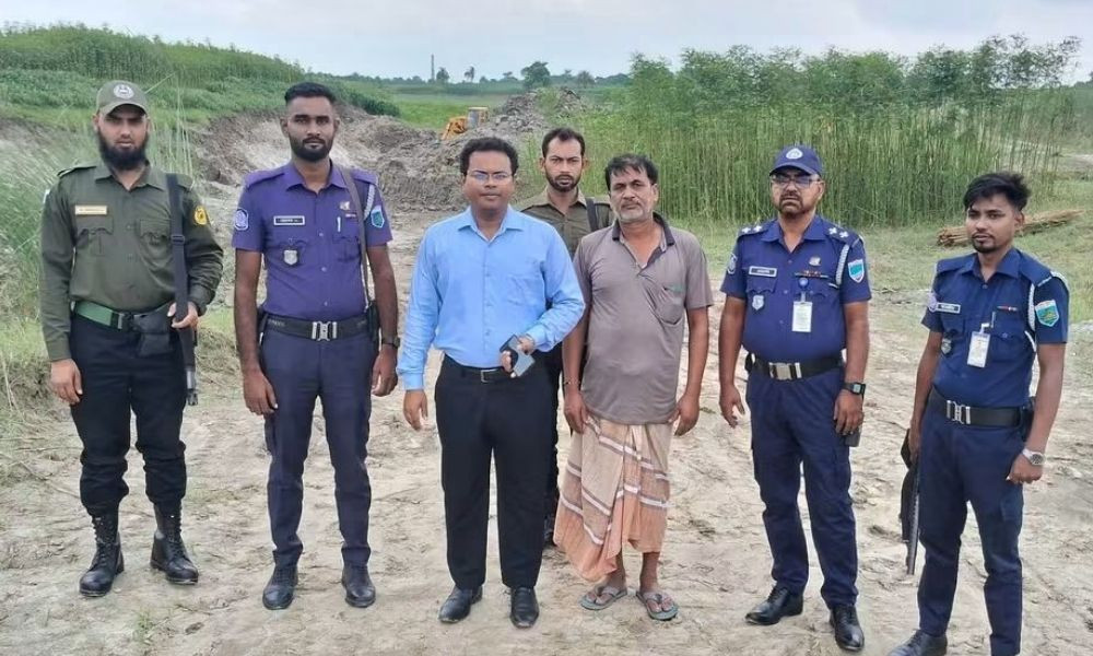 অবৈধভাবে মাটি কাটায় ইটভাটা মালিককে জরিমানা, ঝুঁকিতে বৈদ্যুতিক খুঁটি