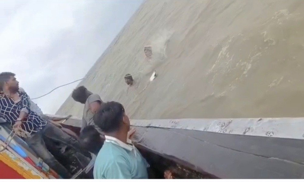 সন্দ্বীপে ট্রলার থেকে সাগরে পড়া ২ যাত্রীকে উদ্ধার