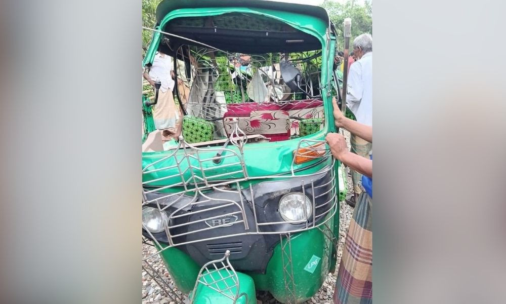 চকরিয়ায় কাভার্ড ভ্যান-অটোরিকশার মুখোমুখি সংঘর্ষে নিহত ১