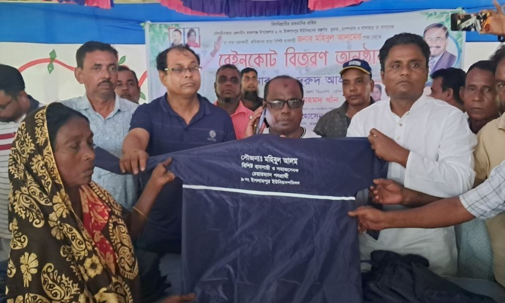 কমলগঞ্জে ১১০০ নারী চা শ্রমিকের মাঝে রেইনকোট বিতরণ