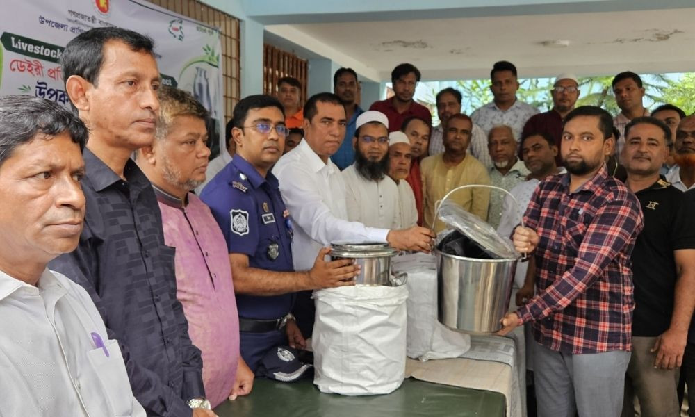 পটিয়ায় ৬০০ খামারির হাতে প্রাণিসম্পদ উন্নয়ন প্রকল্পের উপকরণ বিতরণ