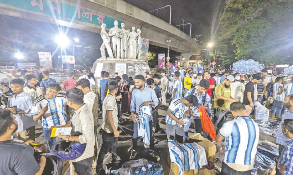 ফাইনাল ম্যাচের আগে গতকাল রাতে ঢাকা বিশ্ববিদ্যালয়ের টিএসসিতে অস্থায়ী দোকানে আর্জেন্টিনার জার্সি বিক্রি