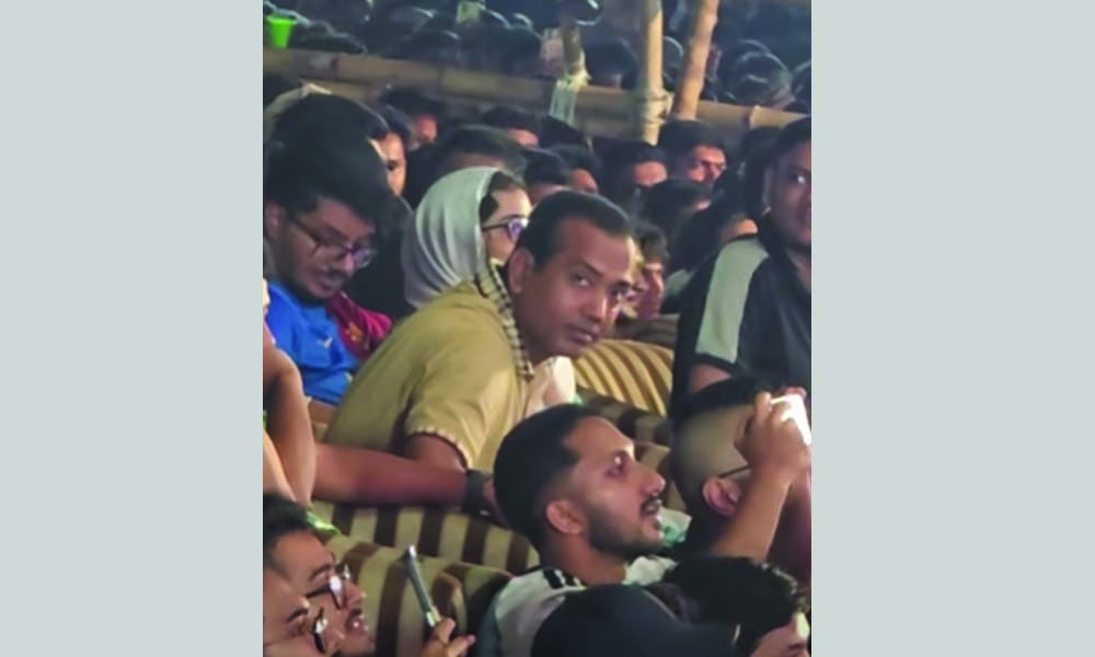 ঢাবিতে শিক্ষার্থীদের সঙ্গে খেলা দেখছেন ছাত্রদল সভাপতি