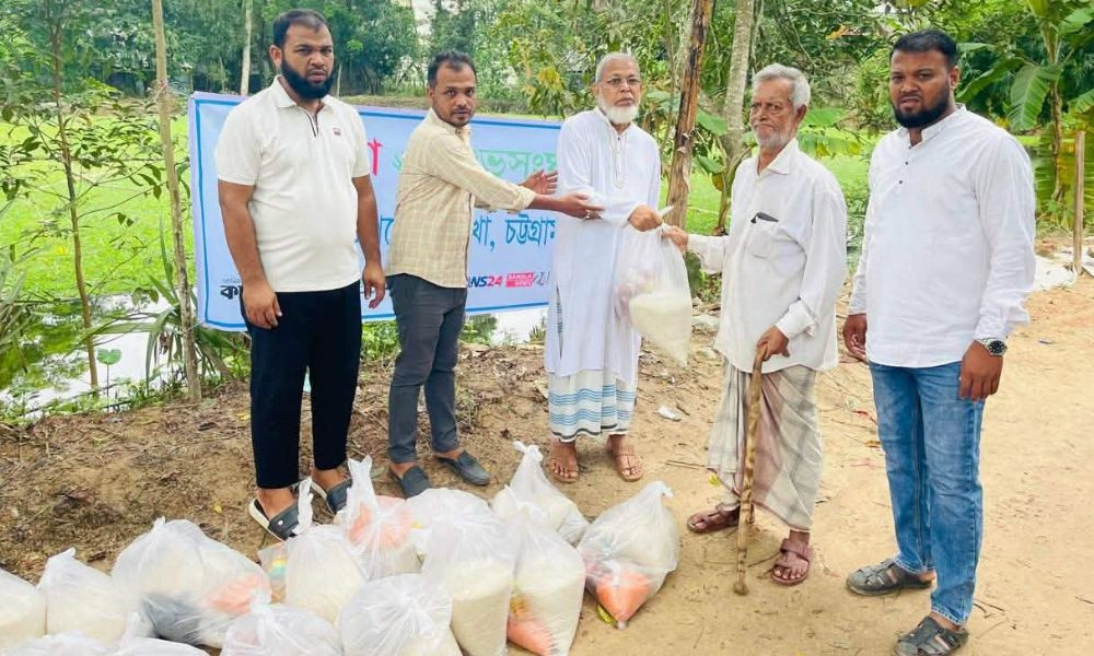 লোহাগাড়া-সাতকানিয়ার বন্যার্ত মানুষের পাশে বসুন্ধরা শুভসংঘ