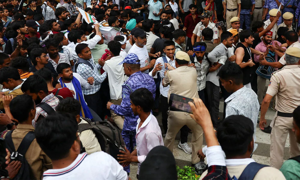 ককরোচ পার্টির ‘সংসদে চলো’ কর্মসূচি : পুলিশের লাঠিচার্জ, বন্ধ মোবাইল ইন্টারনেট সেবা