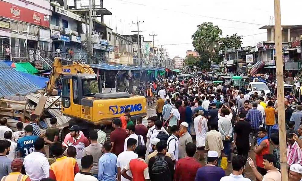 ছাগলনাইয়ায় ২ শতাধিক অবৈধ দোকান উচ্ছেদ, নোটিশ না দেওয়ার অভিযোগ