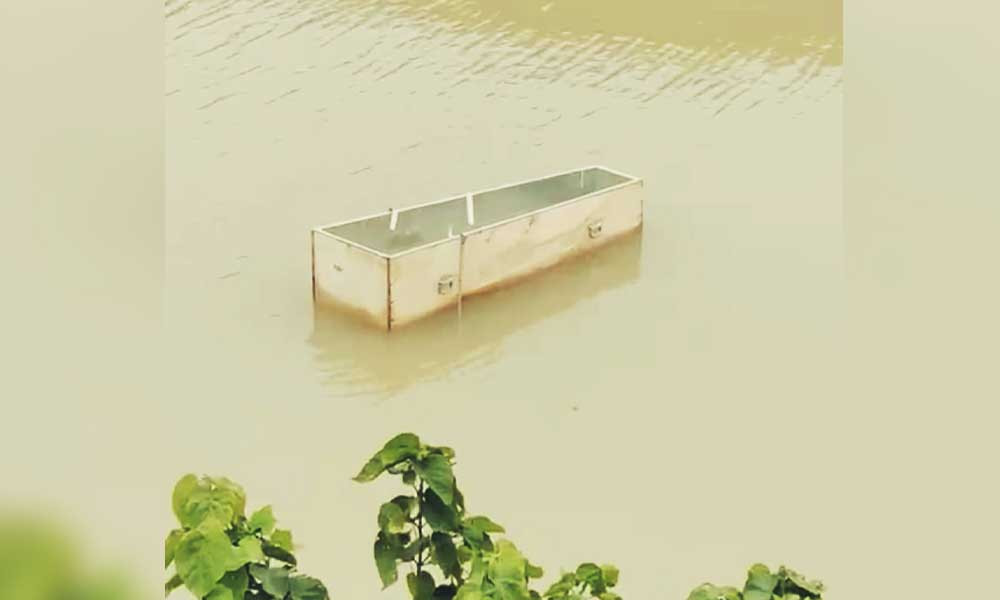 ব্রহ্মপুত্র নদে ভেসে এলো কফিন, এলাকায় কৌতূহল