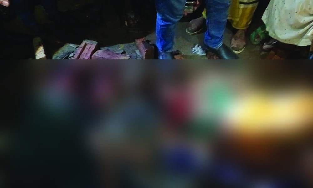 হত্যার পর আলমারির ড্রয়ারে লুকিয়ে রাখা হয় হাত-পা বাঁধা লাশ