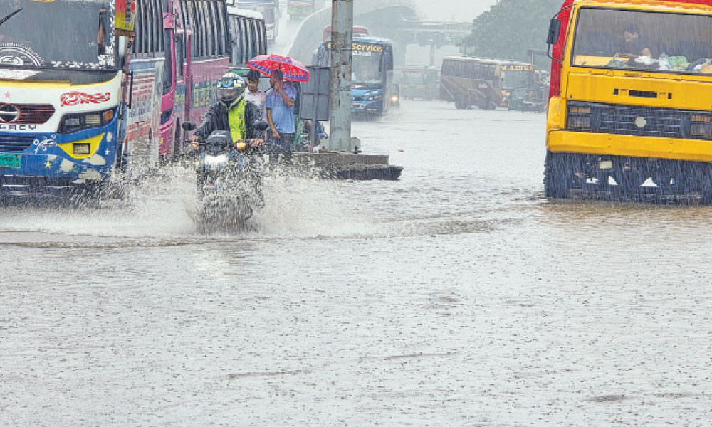 রাজধানীতে গতকাল বৃষ্টিতে অনেক এলাকা জলাবদ্ধ হয়
