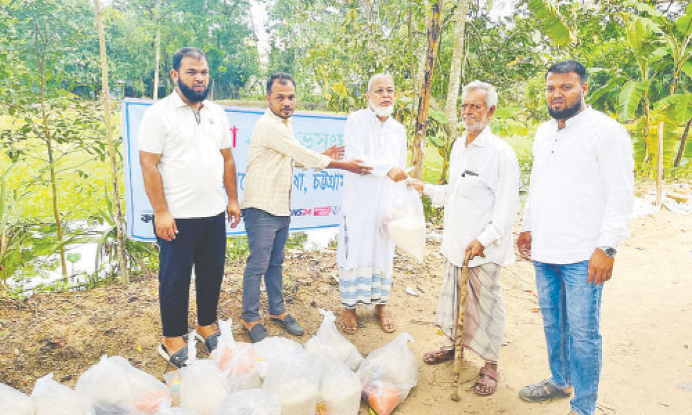 লোহাগাড়া-সাতকানিয়ায় শতাধিক পরিবারে ত্রাণ বিতরণ