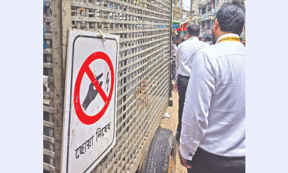 কোর্টপাড়ায় ‘ছোঁয়া নিষেধ’ মারণফাঁদ