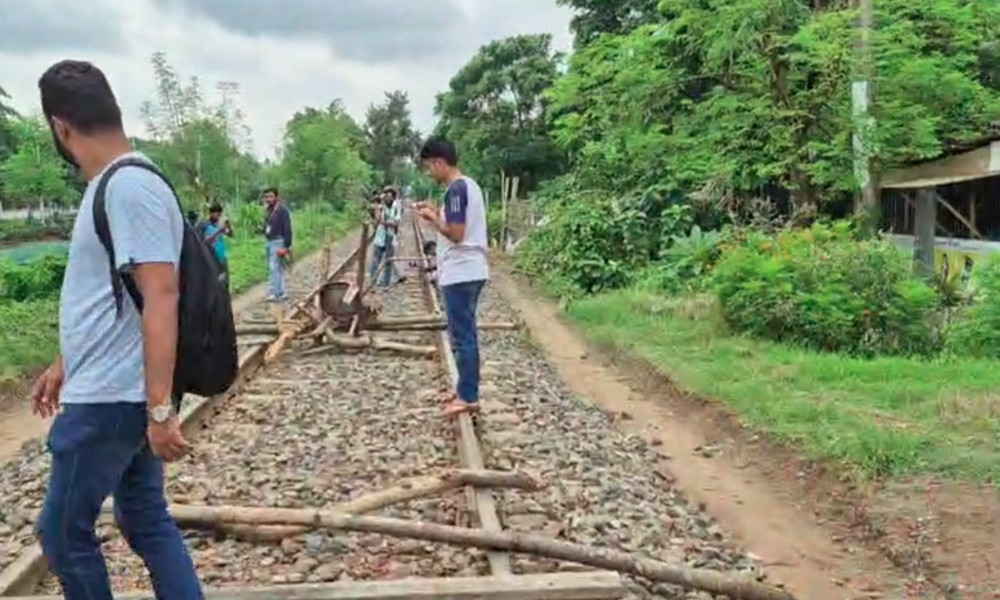 রাজশাহীতে রাবি শিক্ষার্থীদের রেলপথ অবরোধ, ট্রেন চলাচল বন্ধ