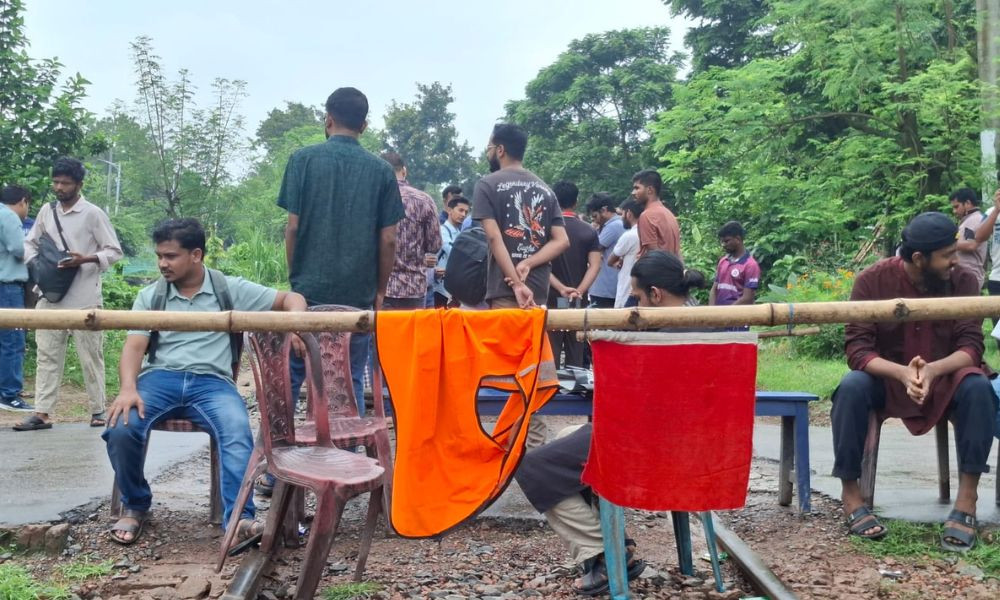 ট্রেনে রাবি শিক্ষার্থীকে টিটির মারধর, প্রতিবাদে রেলপথ অবরোধ