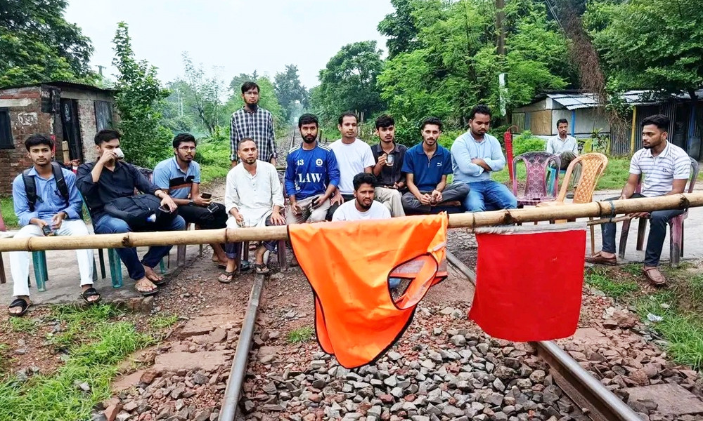 টিটিইকে বরখাস্তের সিদ্ধান্ত, ৮ ঘণ্টা পর রাবি শিক্ষার্থীদের অবরোধ প্রত্যাহার
