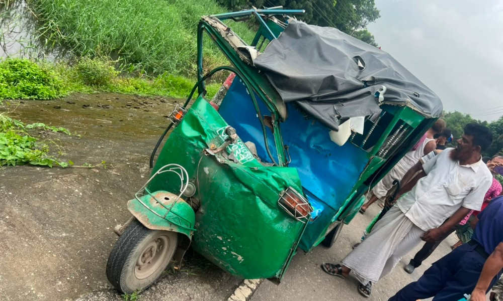 সিংগাইরে ট্রাক-সিএনজি মুখোমুখি সংঘর্ষে চালকসহ নিহত ২