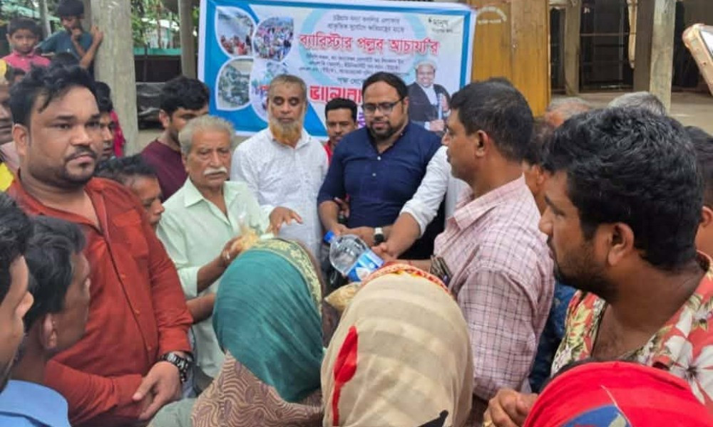 সাতকানিয়ায় বন্যার্তদের পাশে ব্যারিস্টার পল্লব আচার্য