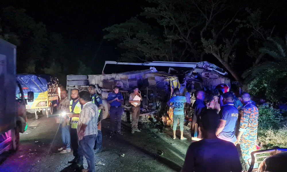 গুরুদাসপুরে বাস-ট্রাক সংঘর্ষ : নিহত ১, আহত ৮ রাশিয়ানসহ ১২