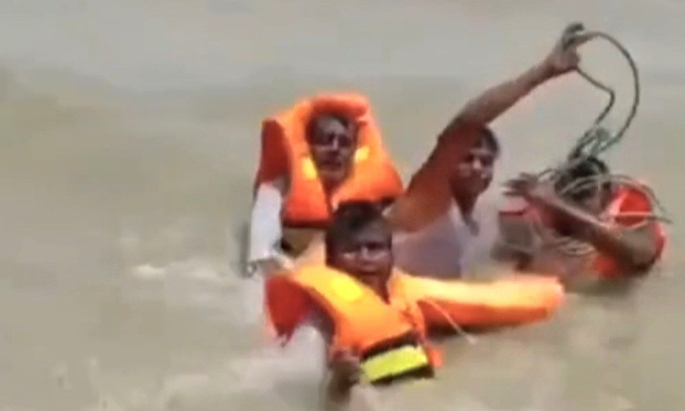 সন্দ্বীপ চ্যানেলে ডুবন্ত বাল্কহেডের ৪ শ্রমিক উদ্ধার