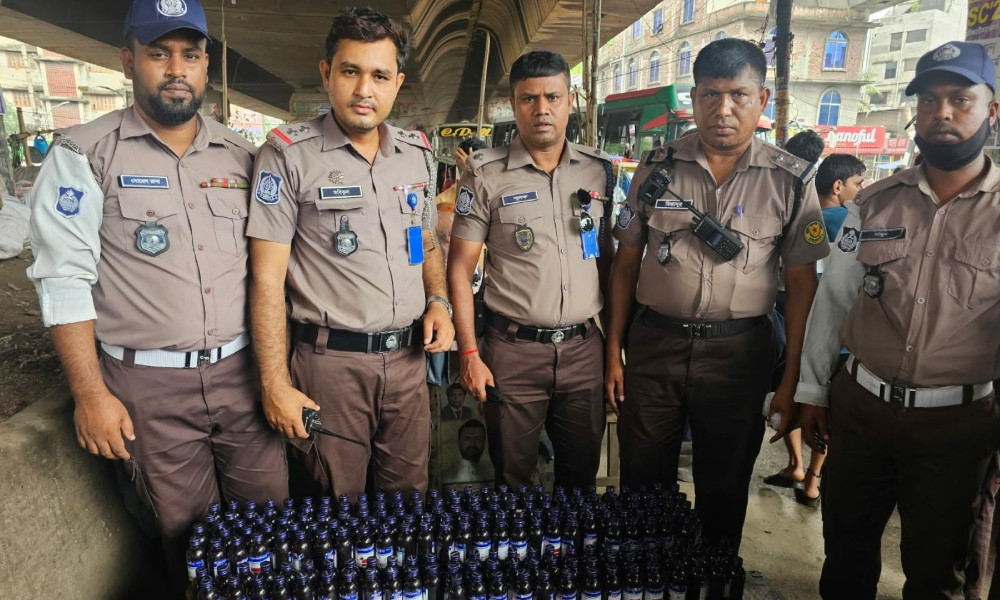 ট্রাফিক পুলিশের তৎপরতায় যাত্রাবাড়ীতে ১৯৯ বোতল ফেনসিডিল উদ্ধার