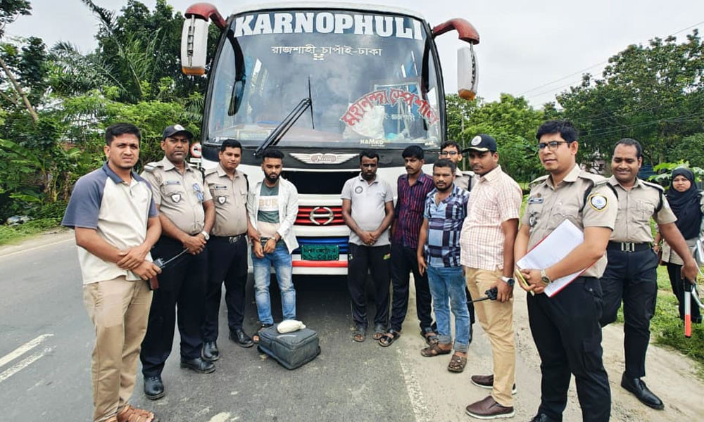 বাসযাত্রীর ব্যাগ থেকে দেড় কোটি টাকার হেরোইন উদ্ধার, তরুণ গ্রেপ্তার