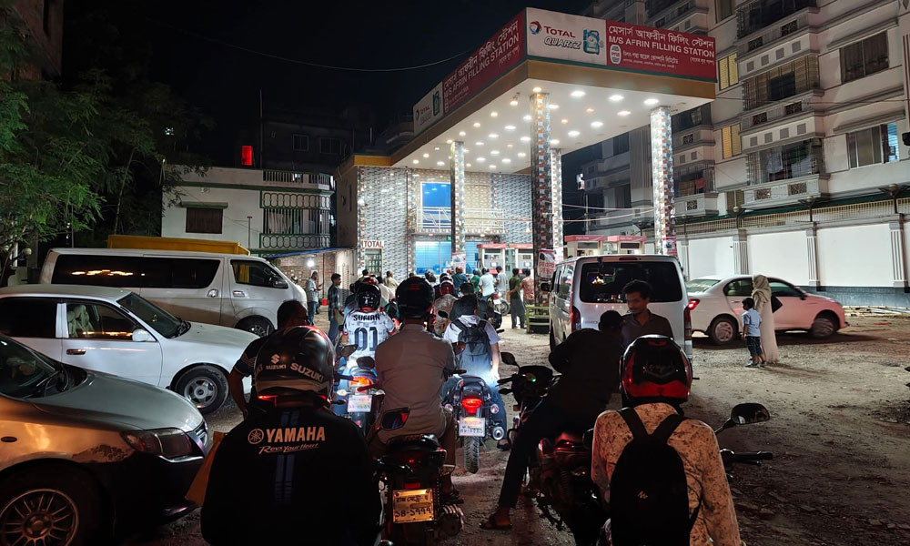 তেল সংকটের গুজবে রাজশাহীতে পাম্পে ভিড়