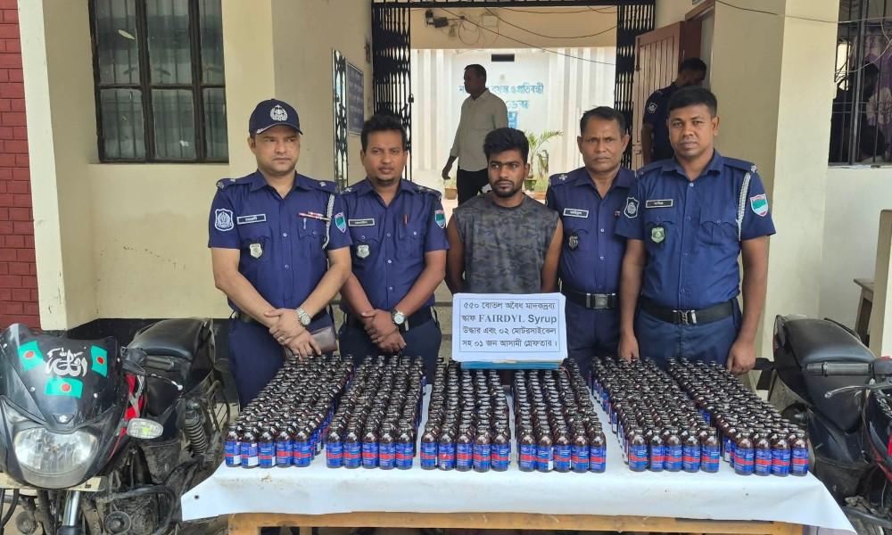 ঝিনাইদহে ৫৫০ বোতল ফেয়ারডিল সিরাপসহ যুবক গ্রেপ্তার