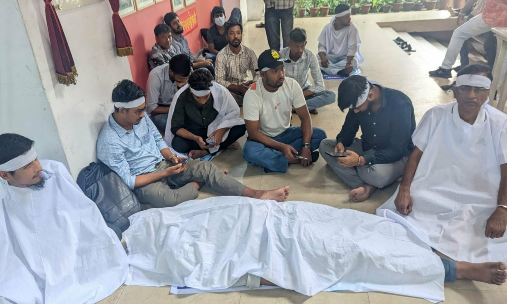 বকেয়া বেতন ও চাকরি পুনর্বহালের দাবিতে ঢাকা ওয়াসার কর্মচারীদের অবস্থান