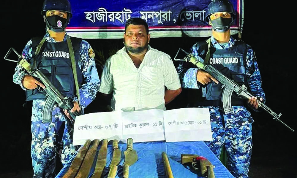 মনপুরায় কোস্ট গার্ডের অভিযান, অস্ত্রসহ ডাকাত স্বপন আটক