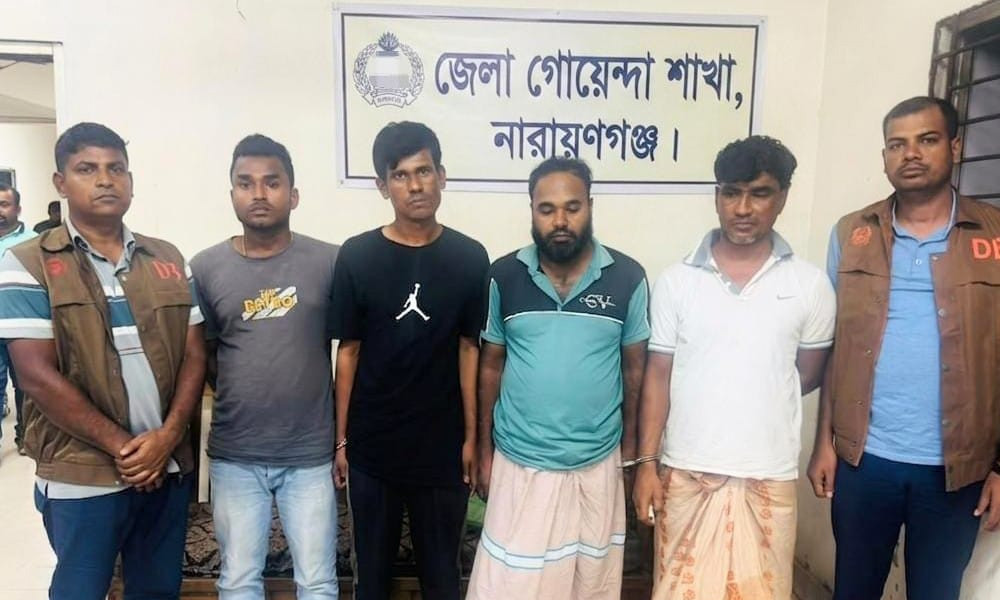 নারায়ণগঞ্জে বাস থামিয়ে সংঘবদ্ধ চাঁদাবাজি, গ্রেপ্তার ৪
